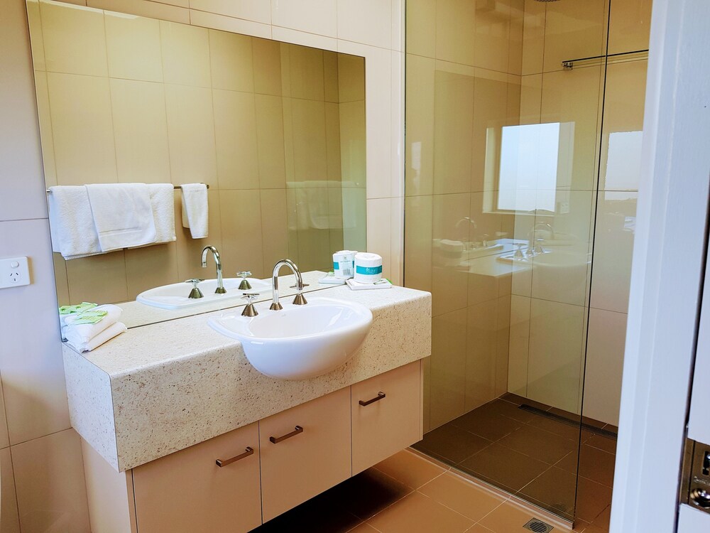 Superior Two Bedroom Apartment - Harbour View - Bathroom