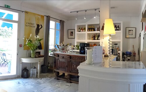 Hotel Bar