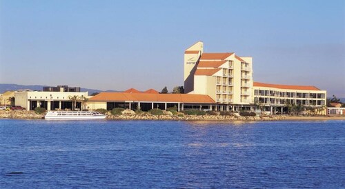 Lakes Hotel