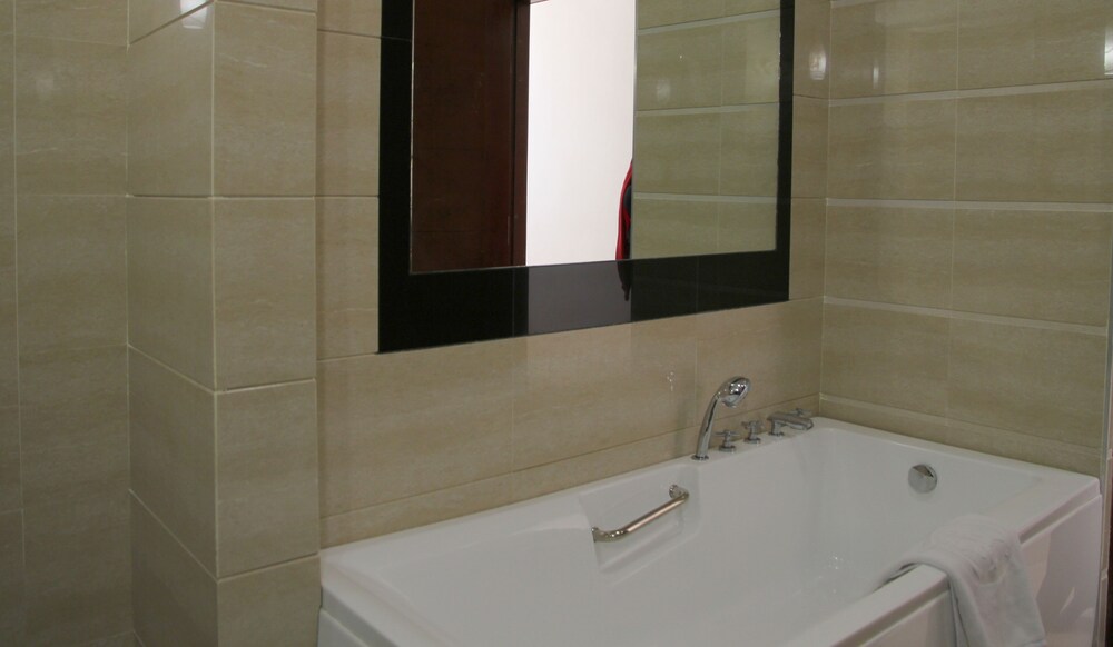 Deep Soaking Bathtub