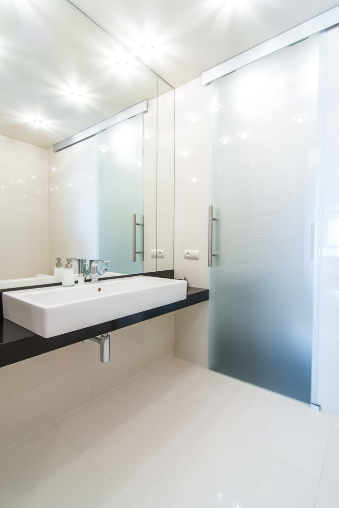 Deluxe Studio Suite - Bathroom