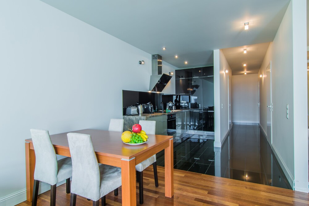 Deluxe Studio Suite - In-Room Dining