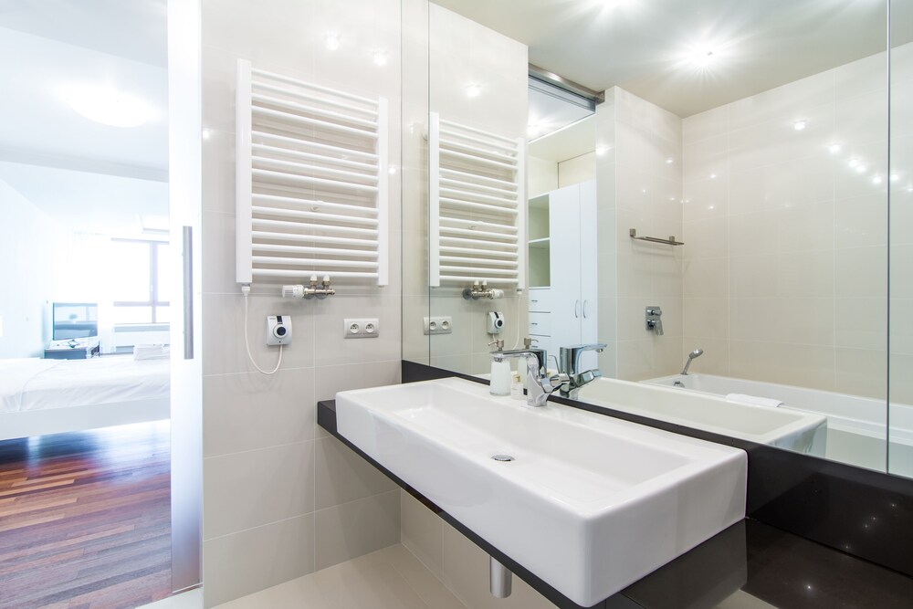 Deluxe Studio Suite - Bathroom Sink