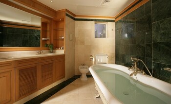 Deep Soaking Bathtub