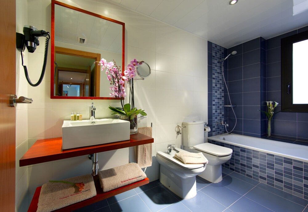 Deluxe Apartment, 3 Bedrooms - Bathroom