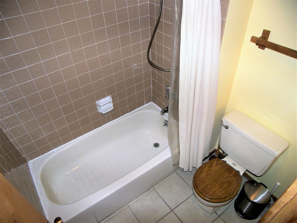 Standard Room, 2 Bedrooms - Bathroom