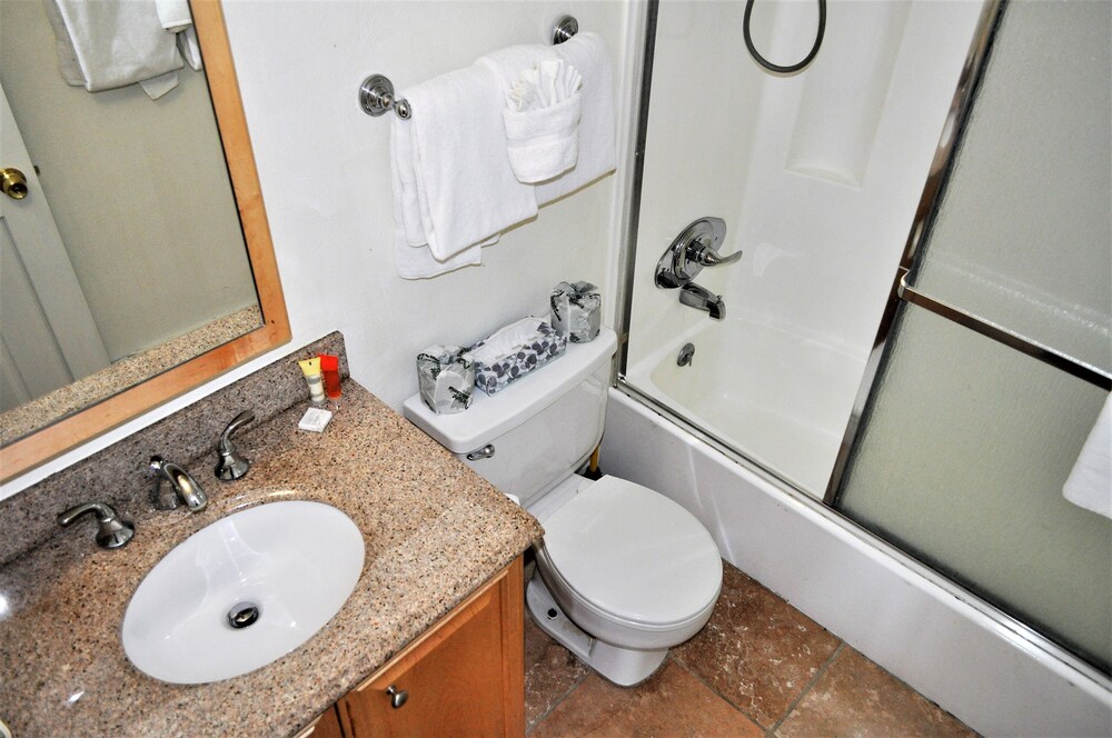 Standard Room, 2 Bedrooms - Bathroom