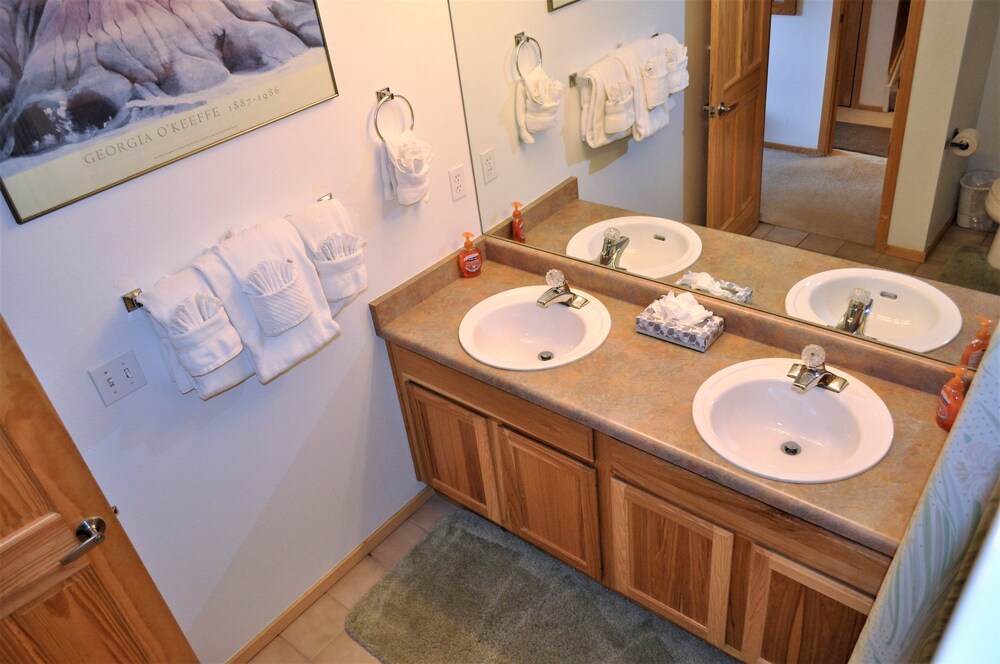 Standard Room, 3 Bedrooms - Bathroom Sink