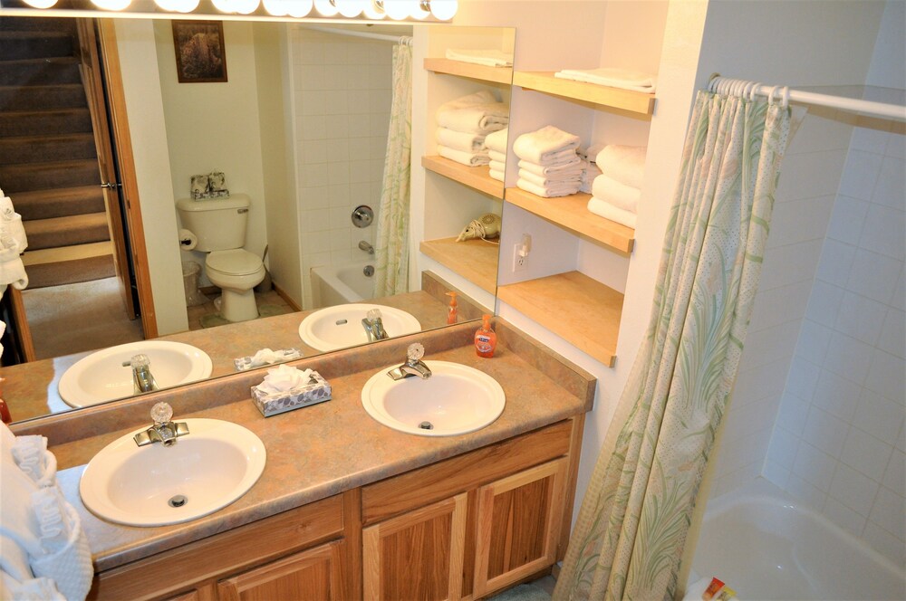 Standard Room, 3 Bedrooms - Bathroom Sink