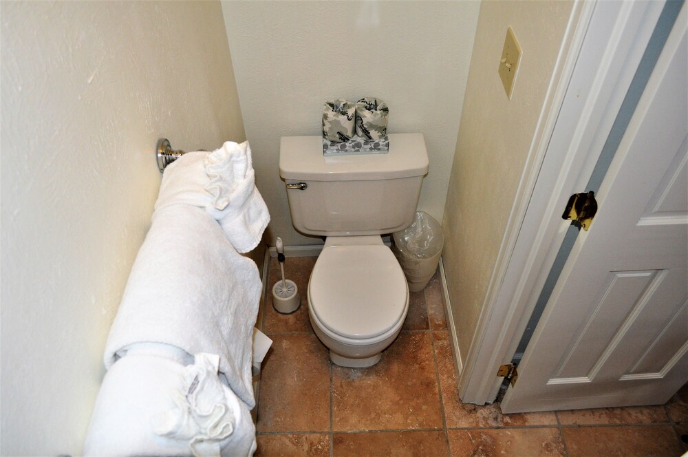 Standard Room, 2 Bedrooms - Bathroom