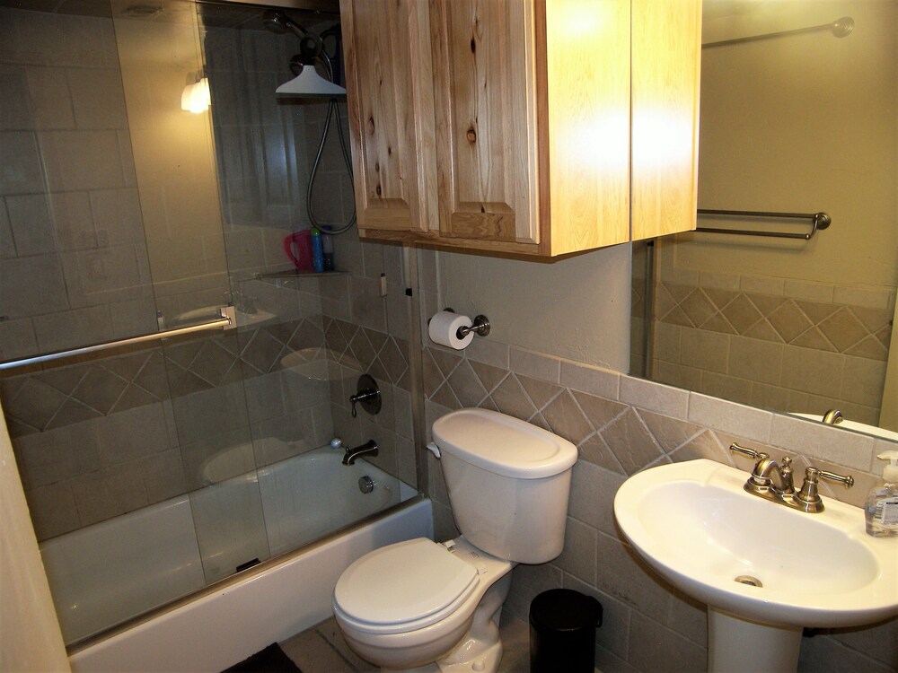 Standard Room, 2 Bedrooms - Bathroom
