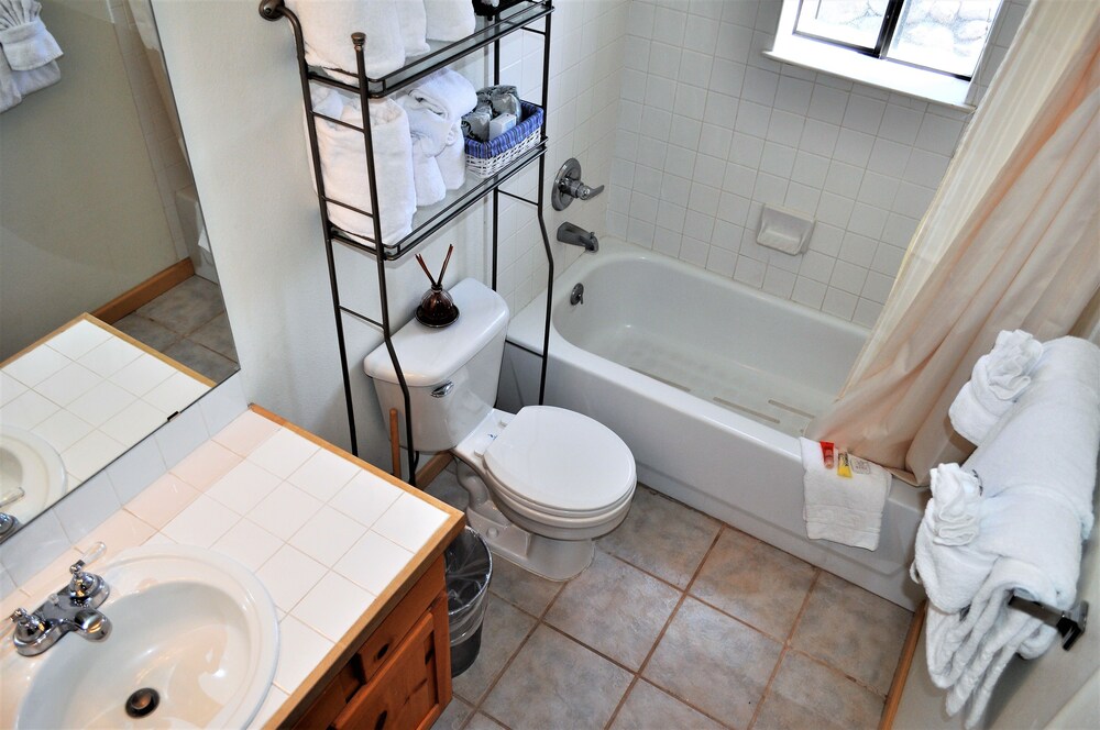 Standard Room, 2 Bedrooms - Bathroom