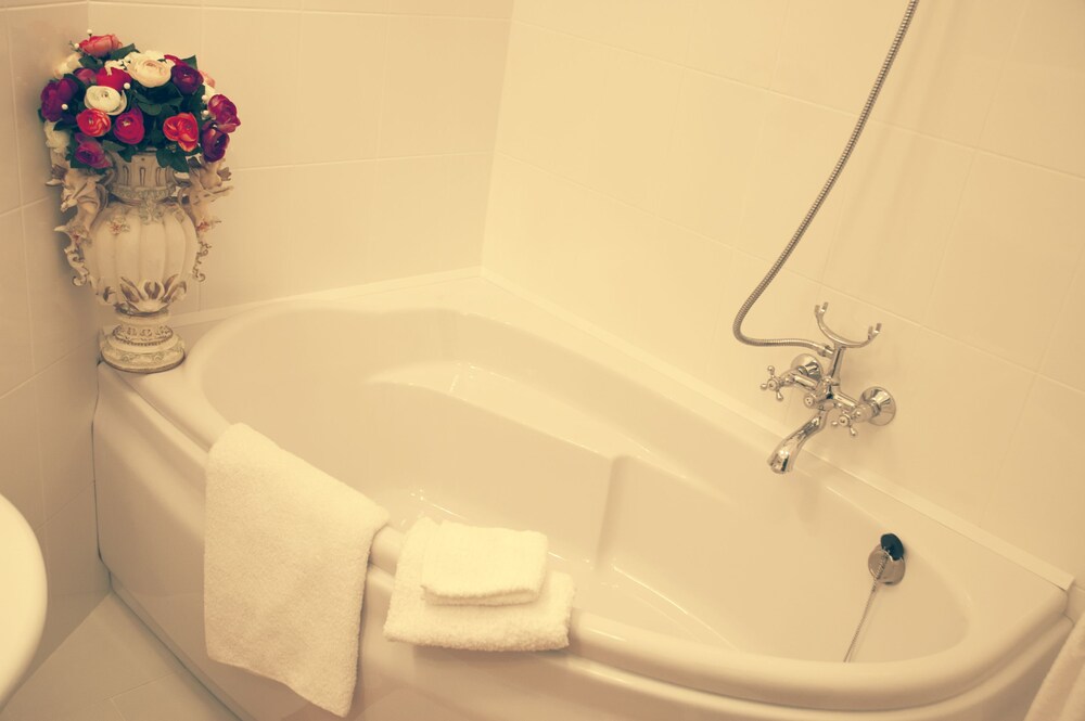 Deep Soaking Bathtub