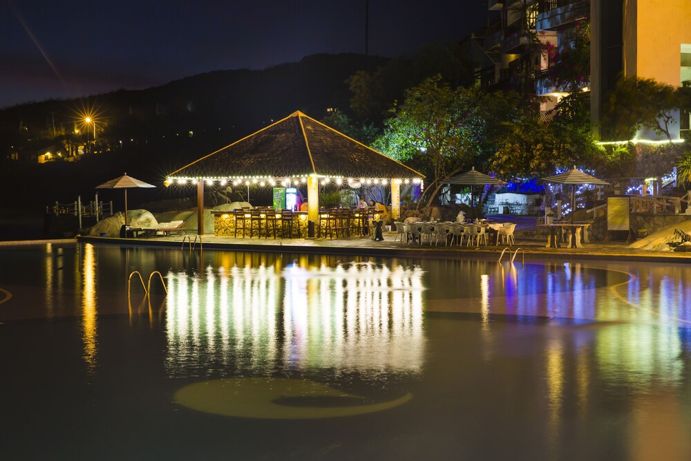 Poolside Bar