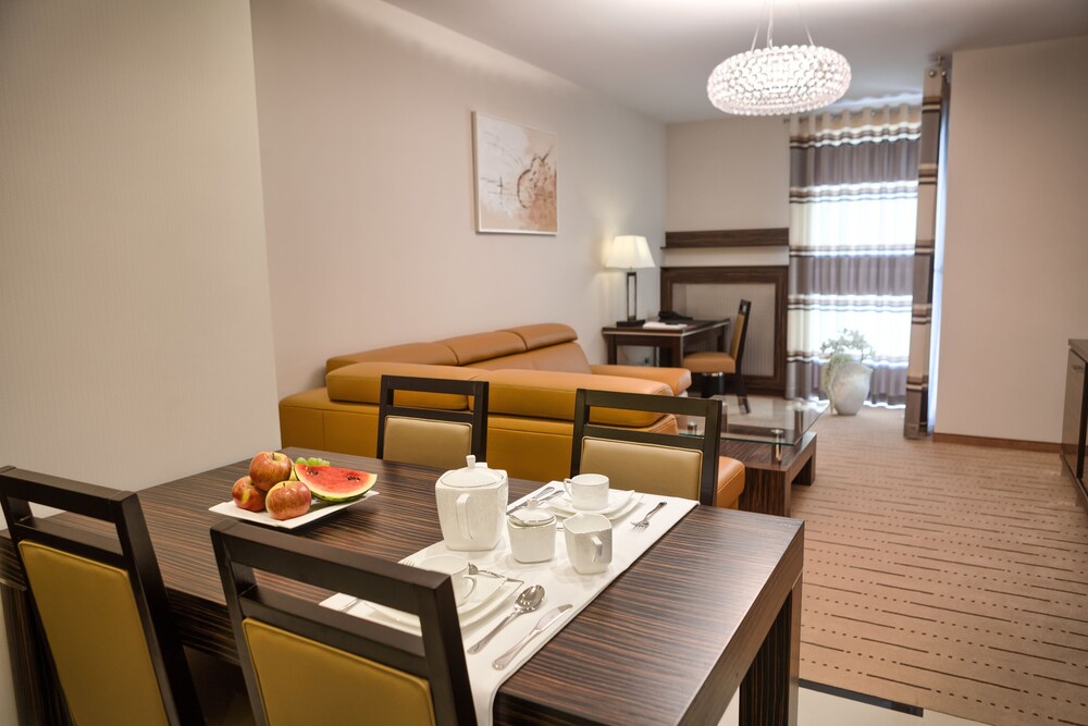 Deluxe Apartment, 1 Bedroom, Hot Tub - In-Room Dining