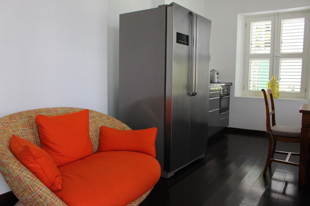 Cocina básica en la habitación