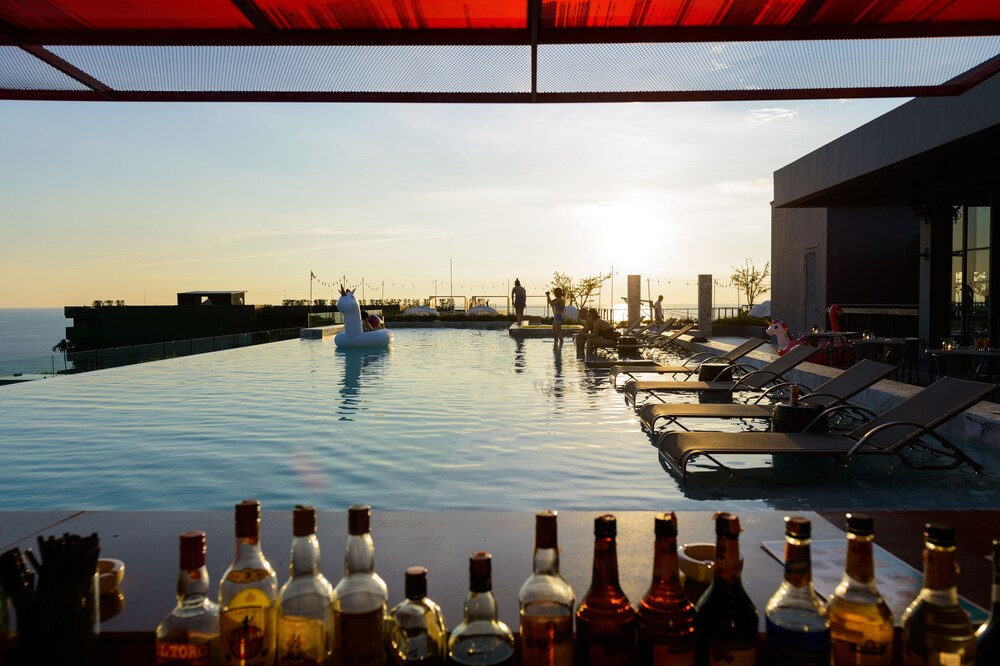 Poolside Bar