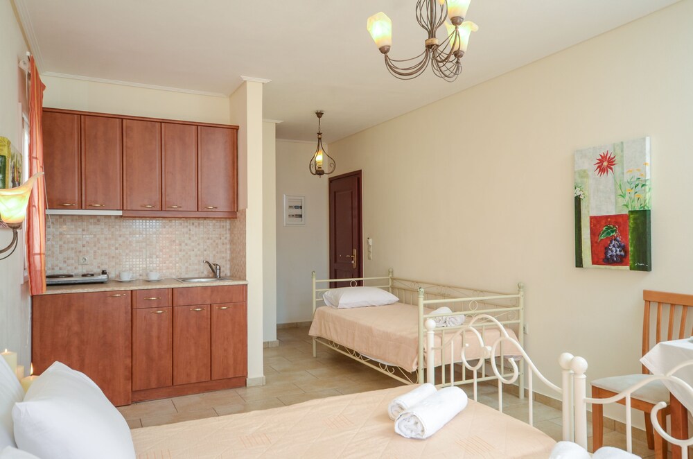 Family Studio - Guestroom