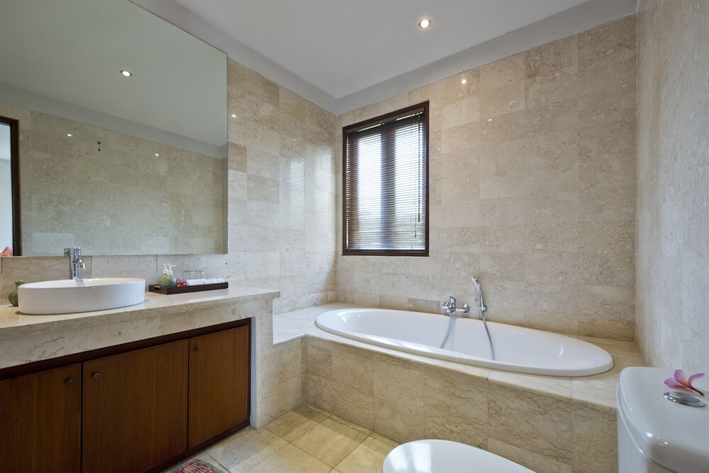 Deep Soaking Bathtub