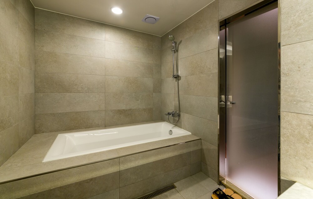 Deep Soaking Bathtub