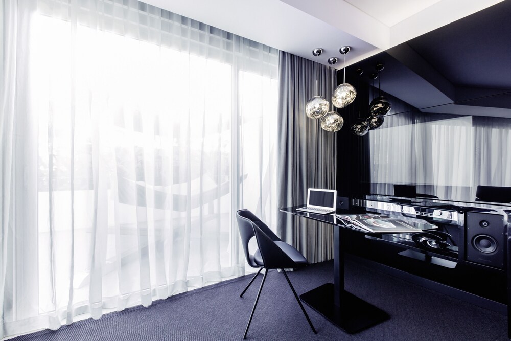 Mercedes-Benz Living @ Fraser Executive Terrace Suite (with Bathtub and Kitchenette) - Guestroom
