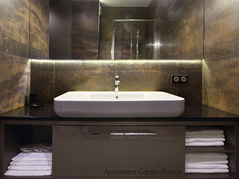 Deluxe Suite, 2 Bedrooms - Bathroom