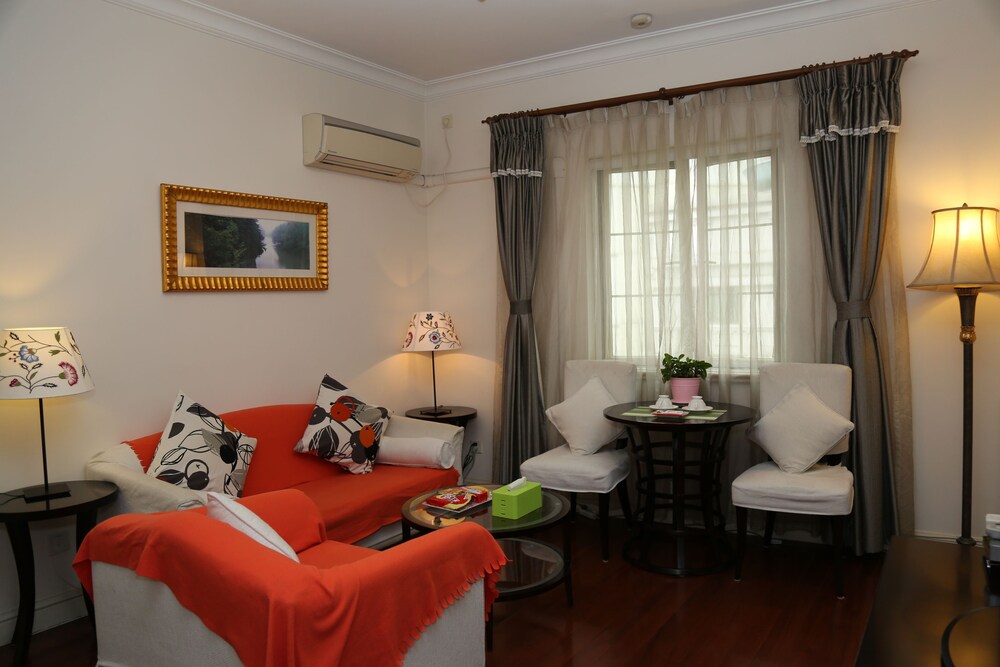 Deluxe Suite - Living Area