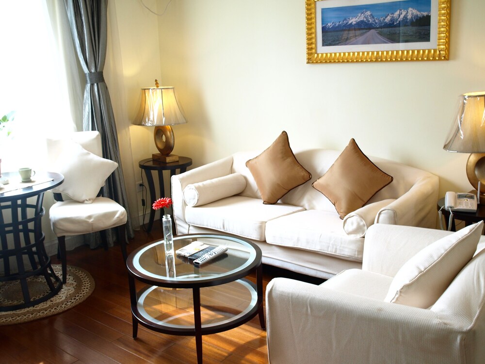 Deluxe Suite - Living Area