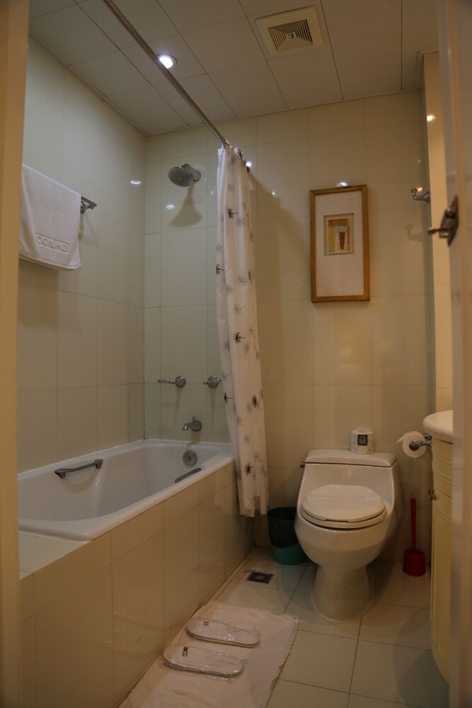 Deluxe Suite - Bathroom