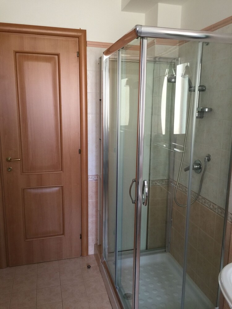 Deluxe Apartment, Sea View - Bathroom Shower