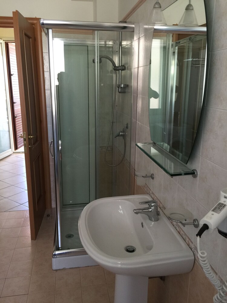 Deluxe Apartment, Sea View - Bathroom
