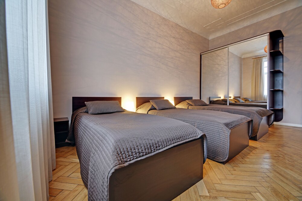 Triple room with shared lounge, bathroom and kitchen - Guestroom