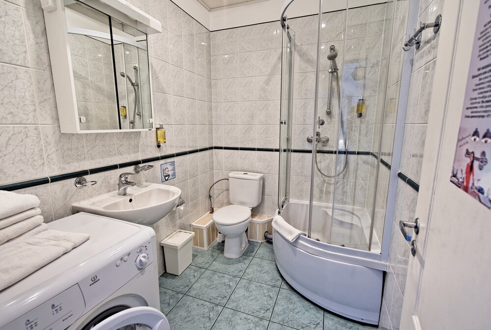 City Apartment, 2 Bedrooms, Kitchenette - Bathroom