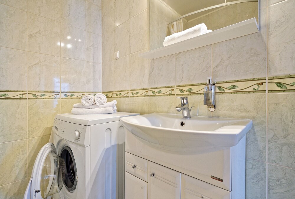Apartment, 4 Bedrooms, Kitchen, City View - Bathroom Sink