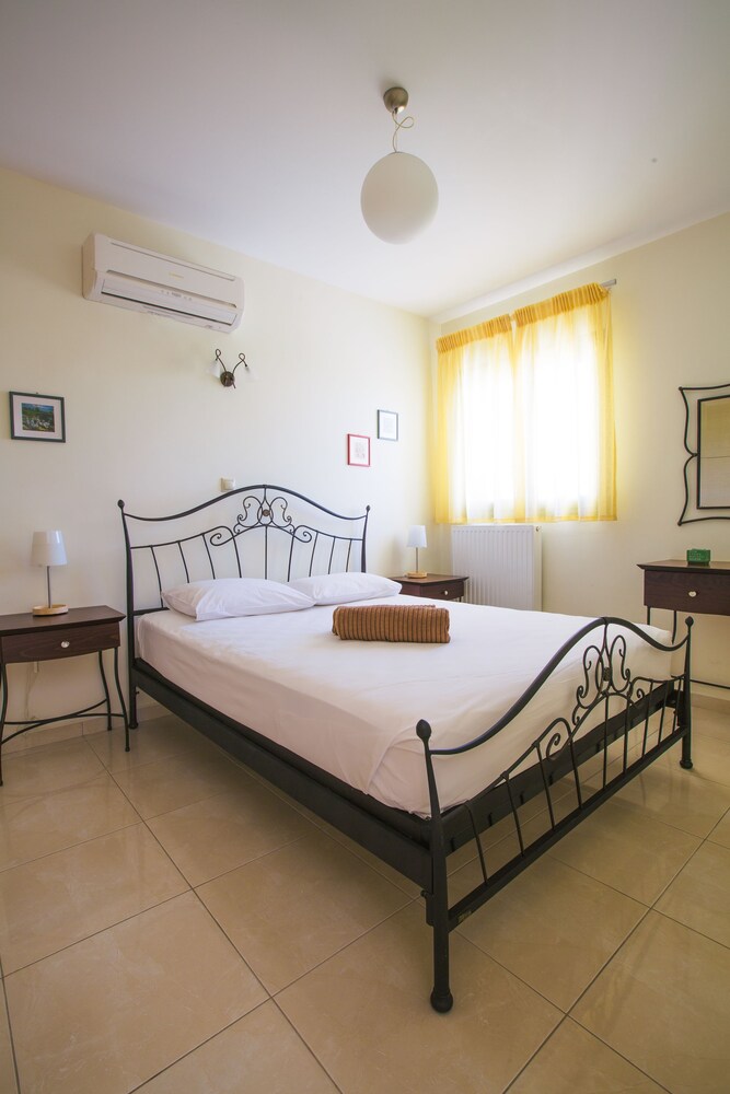 Superior Studio (2 Adults and 2 Children) - Guestroom