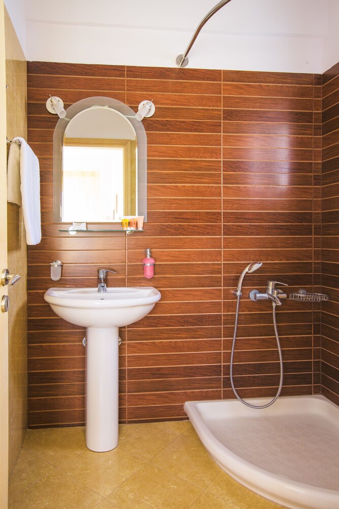 Superior Studio (2 Adults and 2 Children) - Bathroom