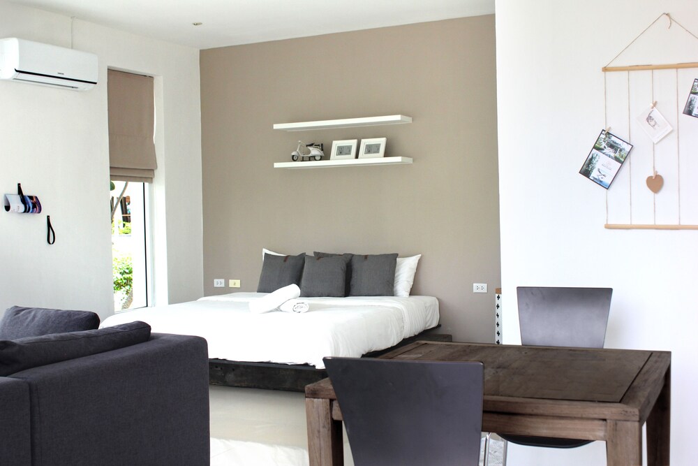 Junior Studio, 1 King Bed, Mountain View - Living Area