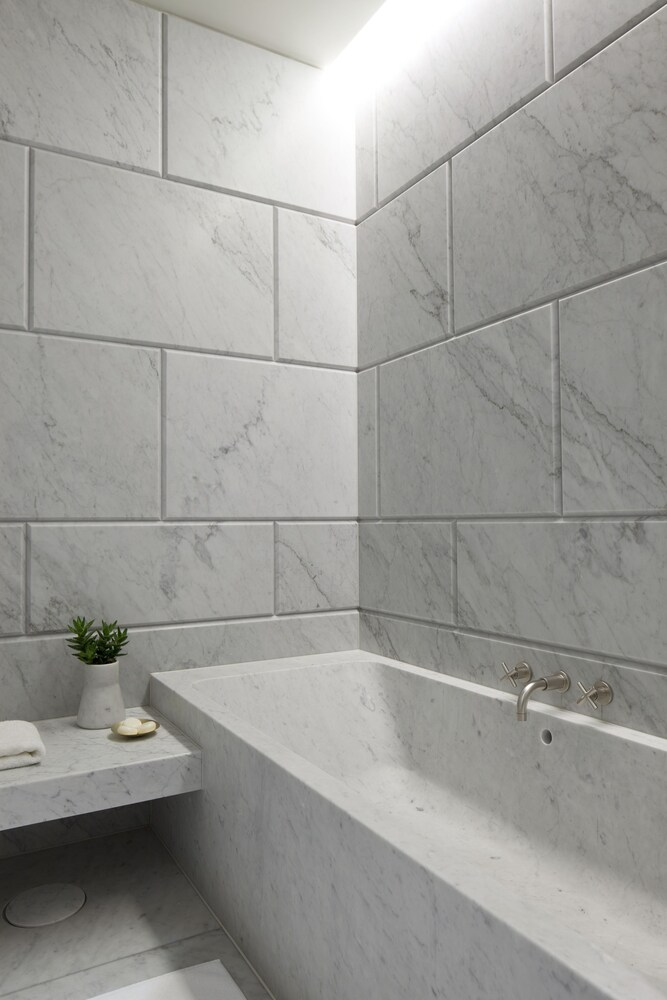 Deep Soaking Bathtub