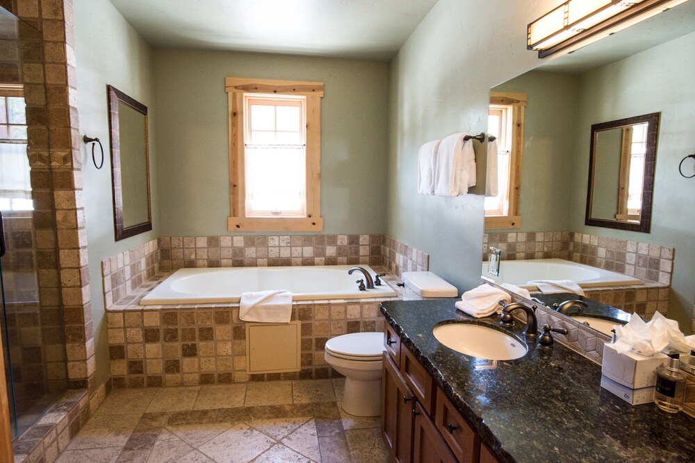 Luxury Condo, 3 Bedrooms - Bathroom