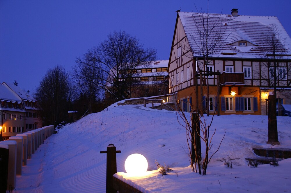 Hotelfassade am Abend/bei Nacht
