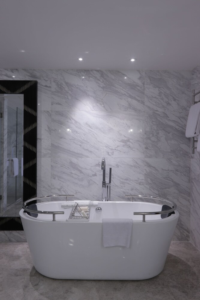 Deep Soaking Bathtub