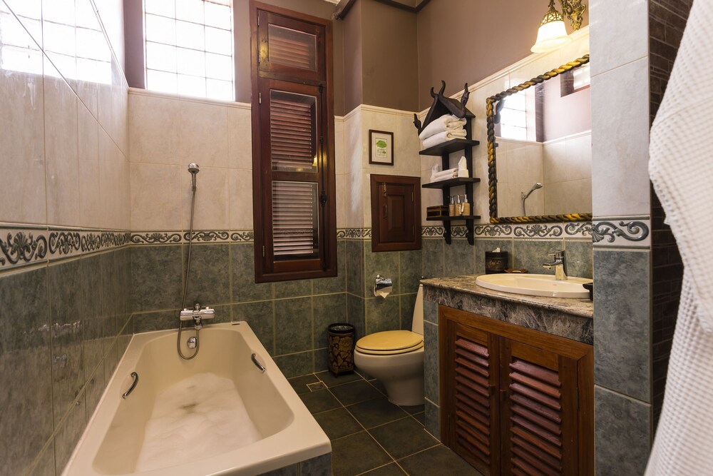 Deluxe Room - Bathroom