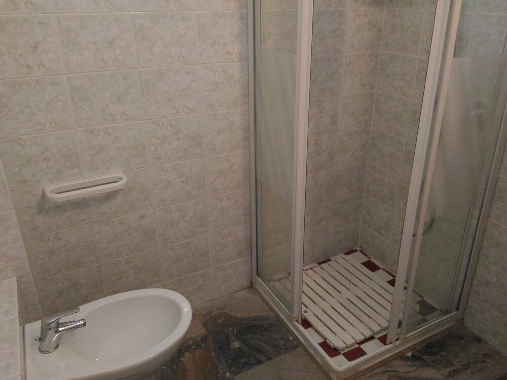 Dusche im Bad (Studio)