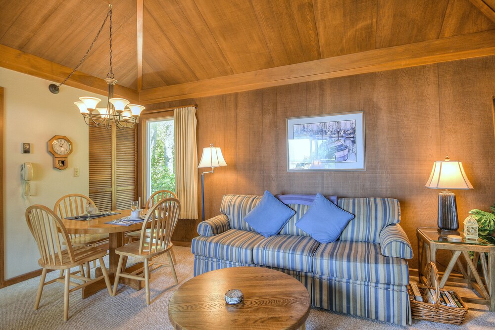 Standard Room, 1 Bedroom (Upstairs, No Pets Allowed) - Guestroom