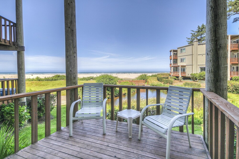 Studio, 1 Queen Bed, Fireplace, Oceanfront (No Pets Allowed) - Guestroom
