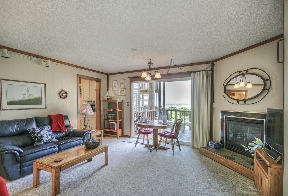 Studio, 1 Queen Bed, Fireplace, Oceanfront (No Pets Allowed) - Guestroom