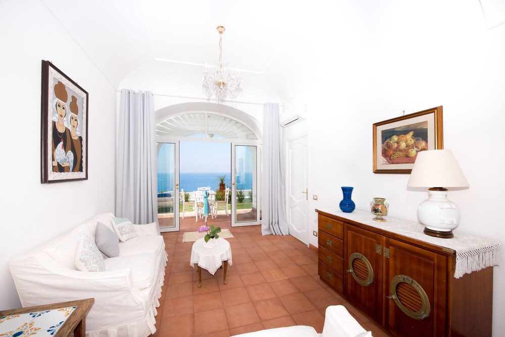 Royal Suite, 2 Queen Beds, Jetted Tub, Sea View - Living Room