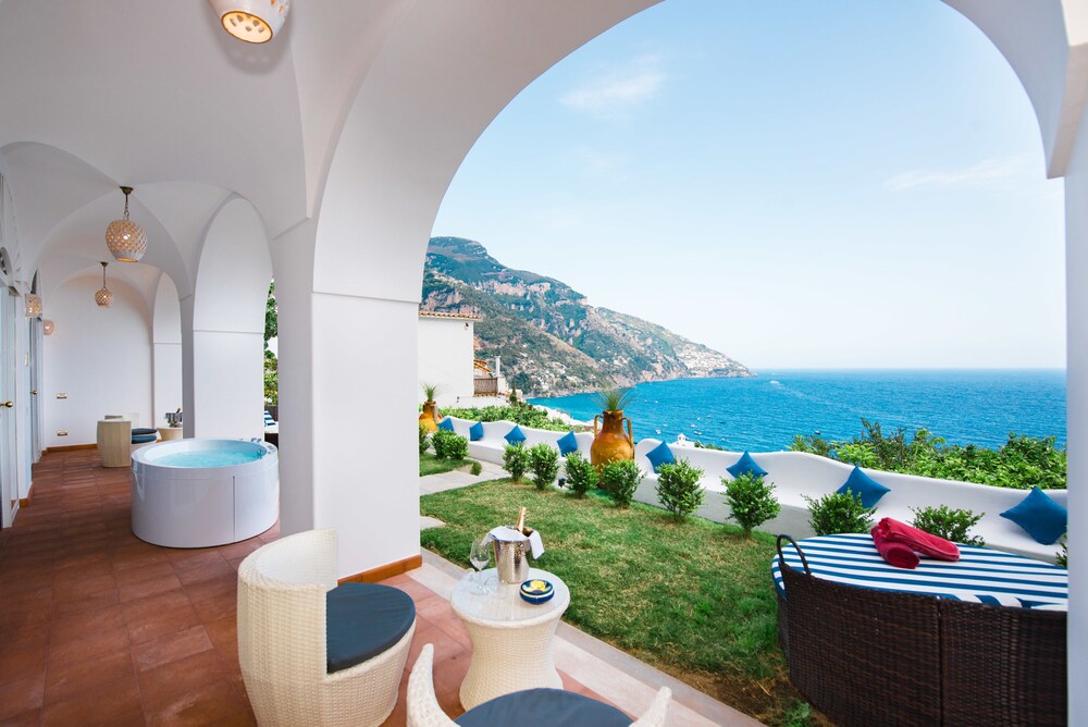 Royal Suite, 2 Queen Beds, Jetted Tub, Sea View - Terrace/Patio