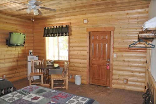 Pioneer Cottage Cabin, 2 Bedrooms with 2 Queen beds, 2 bathrooms - Living Area