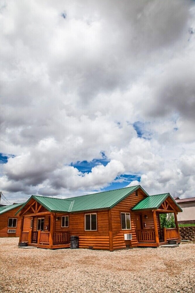Premier Cabin, 2 Bathrooms (3 Queen Beds, Full Kitchen) - Balcony
